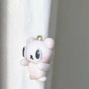 Gulliga Björnberlocker - Dessa handgjorda Björnberlocker ger en extra dos av söthet i vardagen. Man kan hänga den på en nyckelring, halsband, örhängkrokar, eller något annat hjärtat önskar. Ger extra kärlek i livet då björnen räcker ut tassarna för en kram till dig! Kostar 89 kr styck exklusive frakt. 