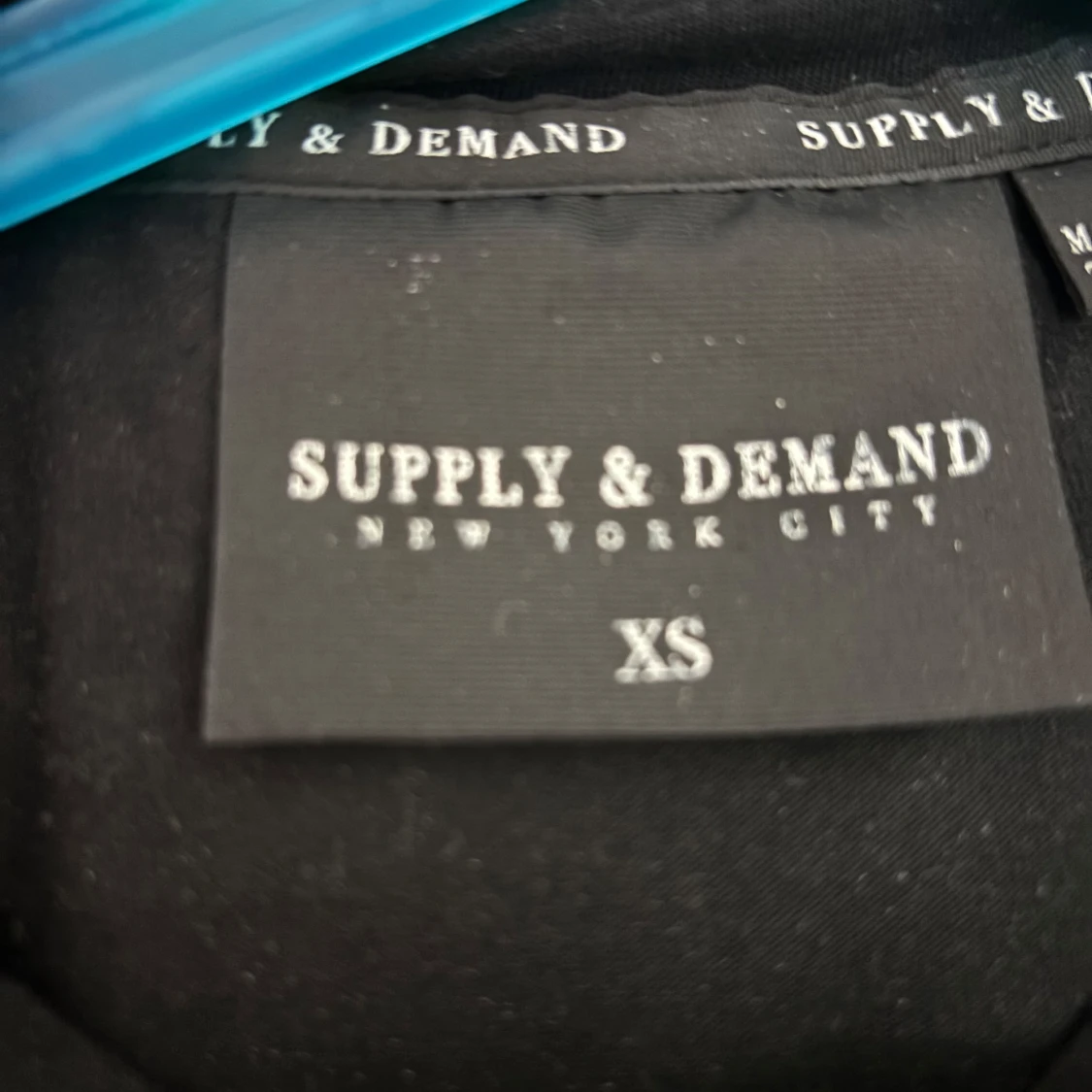 Svart t-shirt från Supply & Demand - 1