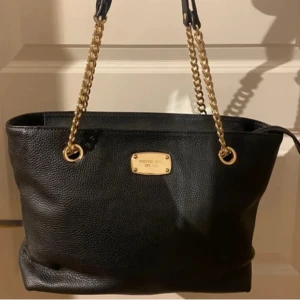 Svart axelväska från Michael Kors - Helt ny köpt för mer än 3000kr i USA. Använd bara 2 gånger. 