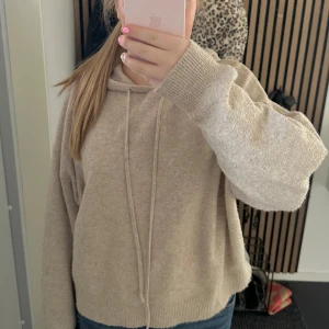 Beige stickad hoodie💘💘 - Mysig beige stickad hoodie, lite nopprig ( se bild 2 ) därav priset men annars är inget trasigt!💕