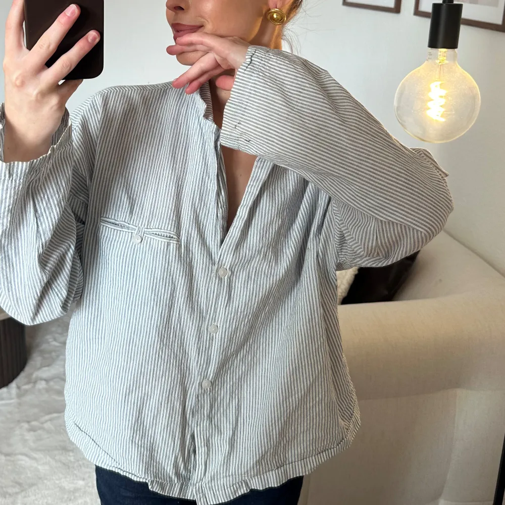 Säljer denna fina skjortan från zara, lite kortare nertill. Strl l men sen sitter som en xs 🤎. Paidat.