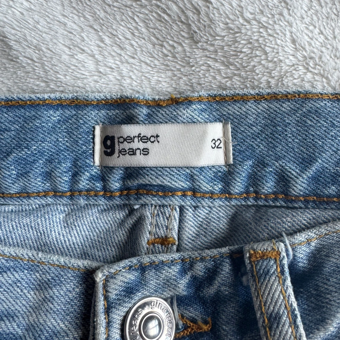 Ljusblå jeans från Gina tricot - 3