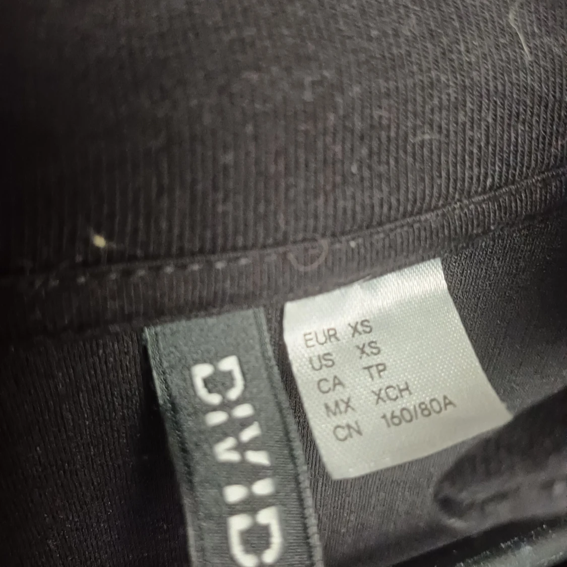 Svart ribbad tröja från Divided - 2