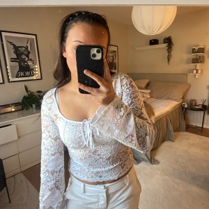 Vit spetstopp - Säljer en vit spetstopp med långa ärmar och knytning framtill. Knappt andvänd💕