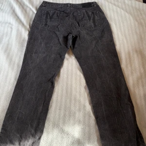 MINGEL jeans - Fina svart grå jeans, rak modell med fin brodering på bakfickorna. Mid rise- low rise. Innerben 73cm och midja 42 cm rakt över. Knappt använda. Nypris 699kr. Pris kan diskuteras.