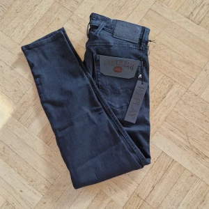 Replay jeans - Replay anbass jeans helt nya! Alla lappar är kvar på jeansen! Aldrig använd nypris cirka 2000+ mitt pris 649! Storleken är W30 L32 Skriv om du har några funderingar! Byten kan vara intressant