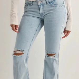 Ljusblå jeans från nelly  - Populära jeans från Nelly som aldrig har användas. Prislapp kvar. 