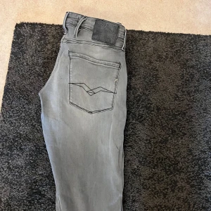 Replay Anbass Grå - Snygga grå jeansbyxor från Replay i modellen Anbass. W31 L32. Sitter större i storleken