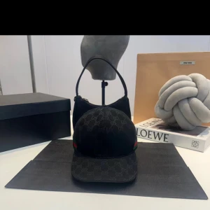 Gucci keps  - Säljer min Gucci keps som är använd mindre än en vecka! Bra skick och man kan knappast se att den är använd på grund att den är använd så lite!