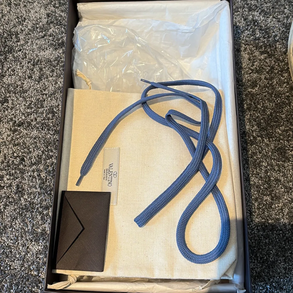 Hej! Säljer ett par valentino flycrews i gott skick, där box och tillbehör kommer med. Pga att nitarna på dessa enkelt går av så är 6 nitar borta, men kan enkelt köpas nya via plick t.ex. Utöver det är dom i gott skick!. Kengät.