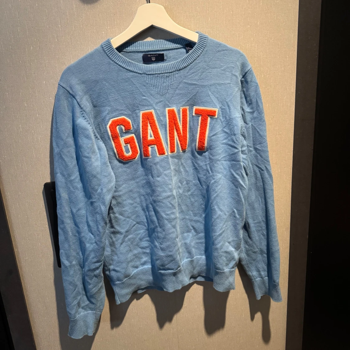 Blå stickad GANT tröja med logga