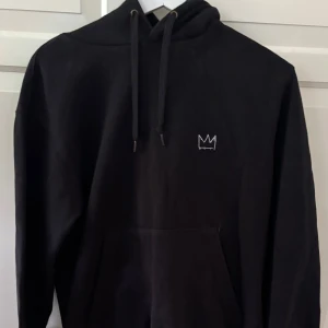 Svart Hov1 hoodie - S - Svart hoodie med stilren Hov1 logga broderad på bröstet. Tröjan har huva med snörning, stor magficka och ribbade muddar vid ärmslut och nederkant. Mjuk insida i fleece och klassisk loose passform. Pris går att diskutera :) LIMITED EDITION 