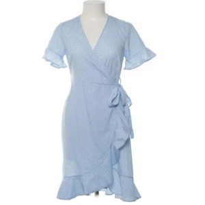 Blå volangklänning - Supersöt ljusblå klänning från Vero Moda! Storlek S, nypris 399kr, skriv om ni vill ha fler bilder🤍