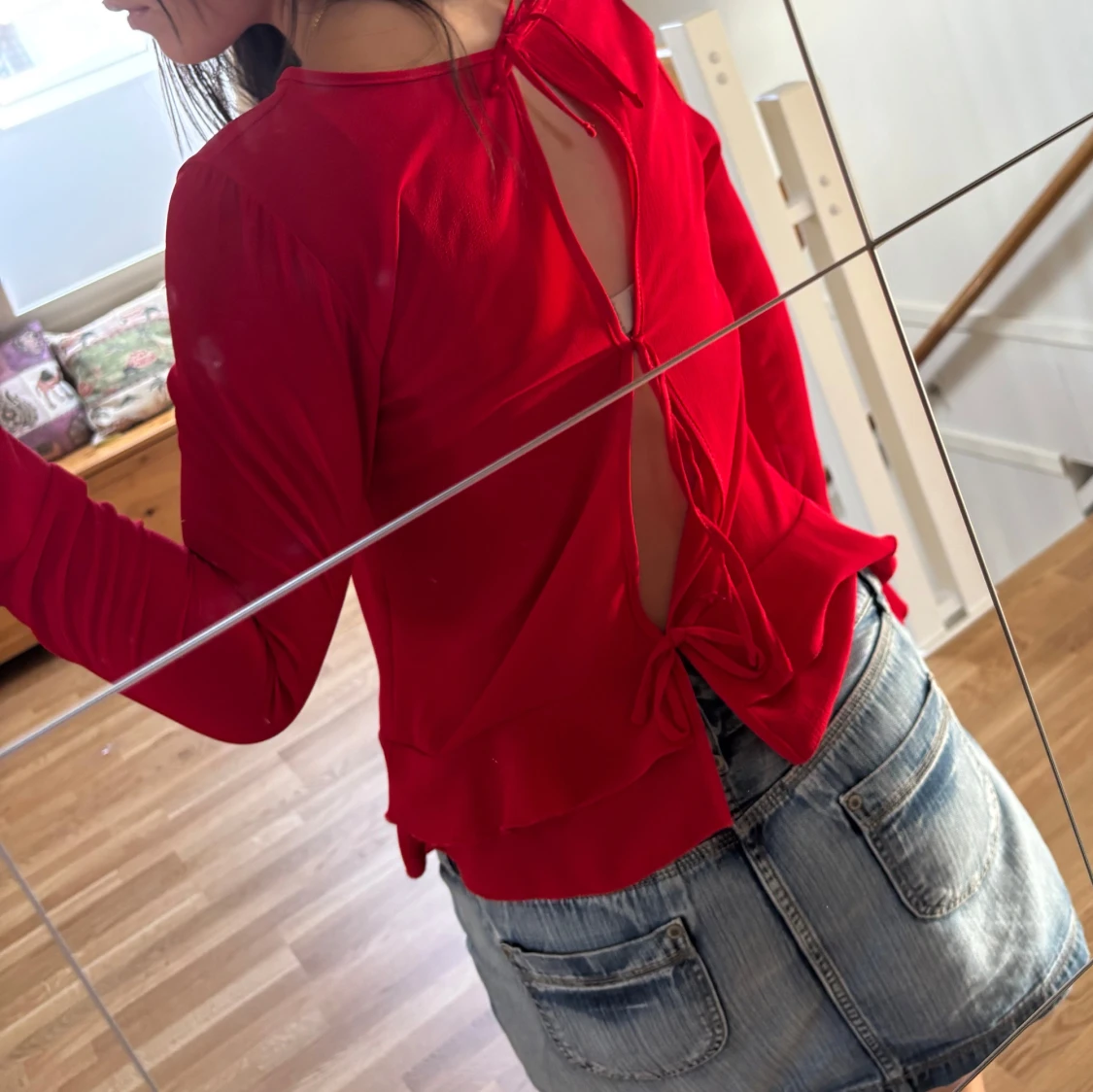 Röd långärmad blus med volang - 1