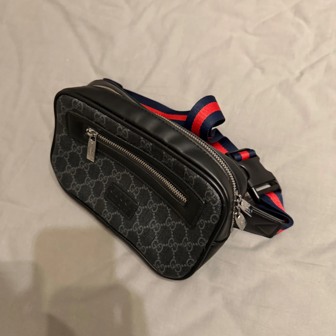 En till Svart Gg axelväska med mönster i annan modell  - 1