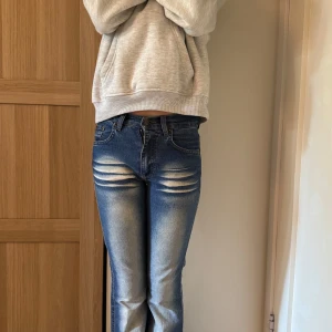Snygga bootcut jeans  - Säljer ett par Levi's 511 jeans i blå denim med snygga slitningar och ljusa partier framtill. Klassisk femficksmodell med rakt snitt och normal passform. Jeansen har medelhög midja och är perfekta för en avslappnad streetstil.