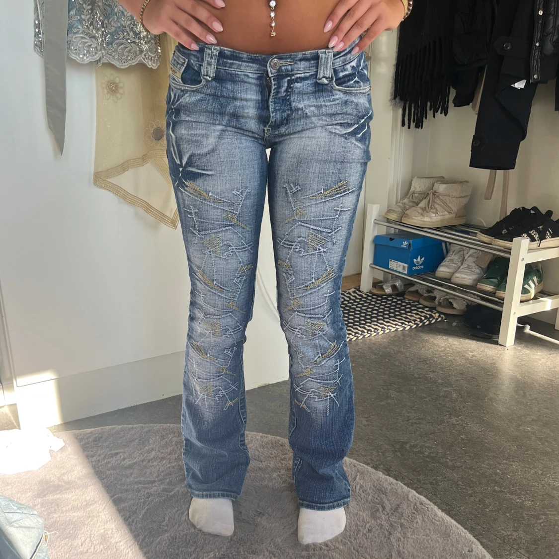 As coola jeans med slitningar - 3