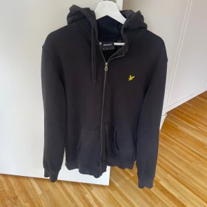 Lyle&Scott zip hoodie - Lyle&Scott zip hoodie inga hål eller defects på tröjan så alltså i ett bra skick. Priset är inte hugget i sten och går och diskuteras hör av er vid minsta fundering 