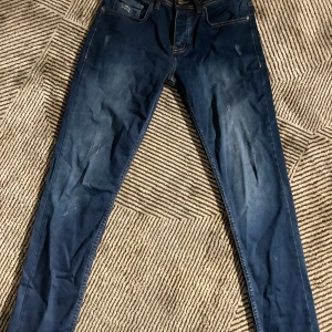 Lacoste jeans - Storlek S, midja 31, säljer pga att den är för stor och inte passar