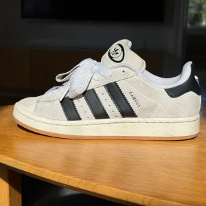 Adidas Campus crystal white  - Säljer mina adidas campus som inte längre kommer till användning. Använda i gott skick, finns inga tydliga anmärkningar på användning! 