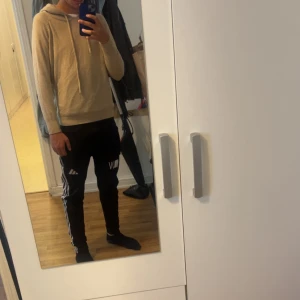 Beige cashmere hoodie - Säljer en snygg beige cashmere hoodie som är i bra skick inga skavanker. Perfekt för chill dagar och enkel att matcha med jeans eller mjukisbyxor.