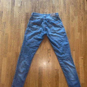 Nudie jeans - Säljer ett par snygga ljusblåa jeans från nudie jeans. Dom är omhändertagna väl men har ett litet hål längst ner på högra baksidan av benet. Kan gå ner i pris vid en snabb affär! Hör av dig om ni har minst frågan!