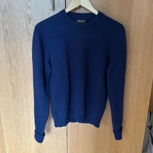 Mörkblå stickad tröja från Stenströms S-M - Snygg mörkblå stickad tröja från Stenströms i 100% merinoull. Storlek M men passar även S.