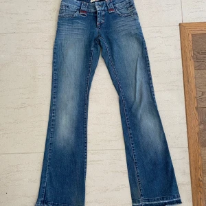 Lowwaisted 2000s only heartjeans - Cute only low waist flared jeans. From 2000s. Size 34/34. Fits xxs-xs. Koko xxs-xs. Saa tarjota. Sisälahkeen mitta noin 86cm  ja vyötärö noin 73 cm.💗  #2000s #y2k #y2kstyle #y2kfashion #2000sfashion #flared #flare #flaredjeans #lowwaist #lowrisejeans #lowrise #lowwaisted #veromoda #oldschool #onlyjeans #veromodafashion #veromodajeans #longjeans #34/34 #xsmall #2000saesthetic #cute #crunge #vintagestyle #vintage #lowwaist
