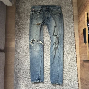 Ralph Lauren Denim & Supply Jeans - Slitna jeans ifrån Ralph Lauren Denim & Supply i storlek 29/32. För fler bilder och mer info så är det bara att höra av sig!🙌🏼