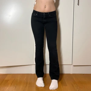 Lågmidjade bootcut jeans lowwaist lowrise  - Lågmidjade Jeans från Crocker, storlek w27L31. Stretchiga. Innerbenslängd: 75midjemått: 35 stretch till 40 Köp sker via köp nu, jag postar inom 24h. Kvar tills markerad såld 