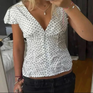 Vit prickig v-ringad blus  - Trendig snygg topp i storlek S. Säljer vidare då den ej passade.