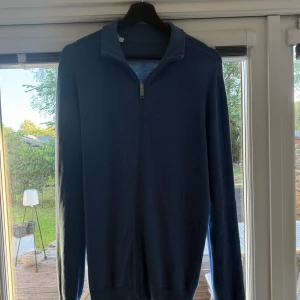 Blå zip up - Stolerlek M, ganska tunn. Ett litet hål som man ser bild på. Köpt från mango. Passar dig som är 175-180