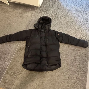 Sail racing jacka  - Herrjacka, Size M, passar L. Lite trasig, finns prutmån.