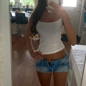 Lowwaist jeansshorts med glitter detaljer - Snygga low waist jeansshorts i strl 34, midja:37. Kommer fler unika jeansshorts o kjolar så följ!!