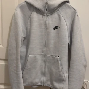 Nike old tech fleece grå - En sällsynt och snygg Nike old tech fleece i gråfärgad som är väldigt svårt att få tag på. Har använts mycket sparsamt och effektivt. Säljer den då den har blivit stor för mig. Önskas fler bilder så är det bara att hojta till. 