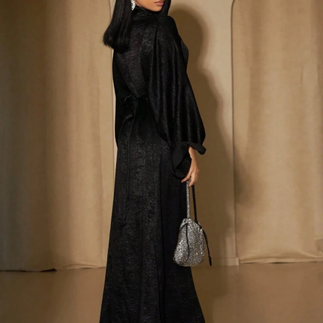 Svart långklänning med vida ärmar - 4
