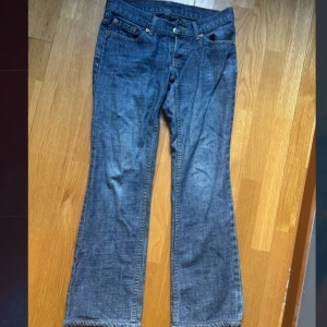 Levi's 593 blå jeans low waist bootcut W29 - . Säljer dessa snygga levi’s bootcut low waist Jeans i blå tvätt i storlek W29 L32. Jeansen är i väldigt vara skick och säljs inte längre då det är vintage . Materialet är 100% bomull.