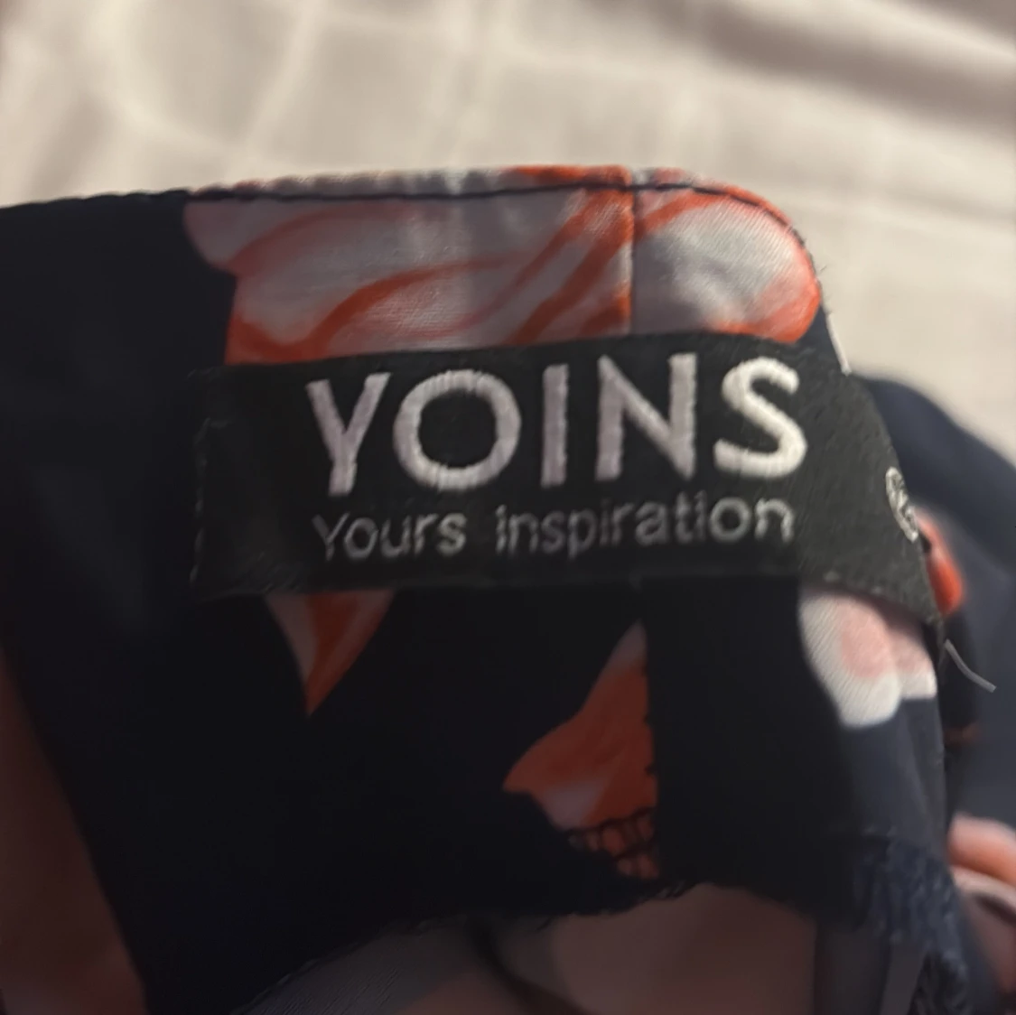 Blommig marinblå klänning från Yoins - 2