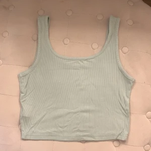Ljusgrön ribbad linnetopp - Ljusgrön croppad linnetopp med ribbad struktur. Toppen har breda axelband, skönt material. Använt max 3 gånger, storlek S men passar även Xs💗