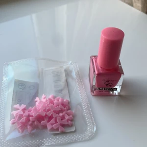 Nagelgrejer - Rosa nagellack som jag använt ca 1 gång, dvs mycket kvar. Nail-charmsen är från shein. Säljer båda för 20!