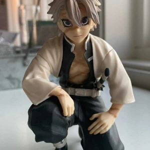 Sanemi, demon slayer figur - Sanemi från demon slayer, figur. Köpt för runt 300. Utan låda. Bra skick och väldigt detaljerad