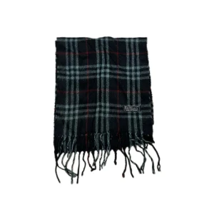 Svart burberry halsduk - ✨ Äkta Burberry Scarf / Halsduk ✨ Säljer en stilren och klassisk Blå Burberry-halsduk i mycket fint skick. Perfekt accessoar för kyliga vinter-, vår- och höstdagar – både varm och tidlös i designen.  ✅ Färg: Svart ✅ Skick: 4/5 ✅ Pris: 400 kr ✅ Äkta Burberry ✔️  👉 Passa på att fynda en lyxig designerhalsduk till ett riktigt bra pris!