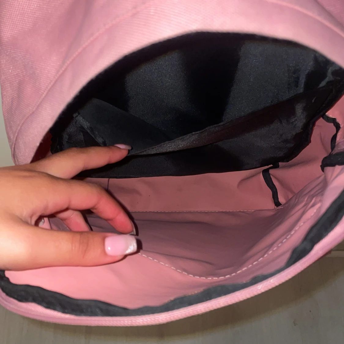 Rosa ryggsäck med bruna detaljer - 1