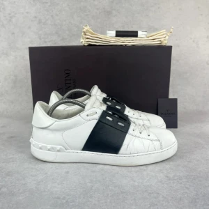 Valentino open sneaker - – Condition: 7/10 - very used  – Color: White and black  – What is included: Extra laces  – Retail price: 7280