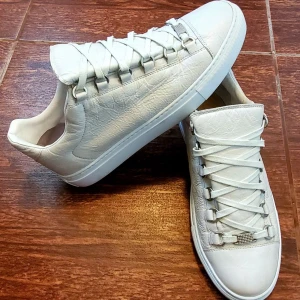 Vita balenciaga arenas  - Säljer mina vita balenciaga arenas i grymt skick. Size 40 men sitter som 42. 100% authenticated köpta på Grailed. Kom privat om du har frågor! Tar byten. 