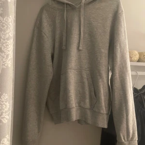 Grå hoodie  - grå hoodie i fint skick, har en röd färgfläck vid armen dock 🥰