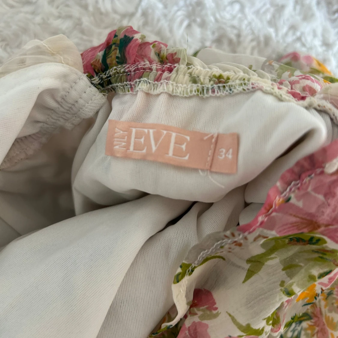 Blommig kortklänning med volanger - 2