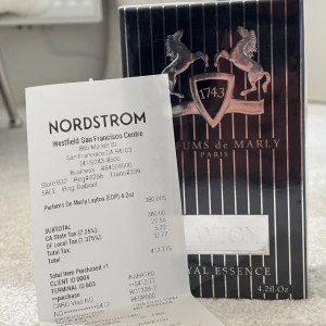 Parfums de Marly Layton EDP 125ml - Lyxig parfym från Parfums de Marly, Layton Eau de Parfum 125ml. Flaskan är djupblå med silverfärgat lock i metall och har en elegant, modern form. Kommer i originalförpackning med stilrent svart och silver design. Tillverkad i Frankrike.