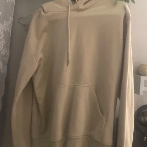 Beige hoodie - Säljer en beige hoodie med huva🥰.Perfekt för chill dagar och enkel att matcha. Materialet känns mjukt och skönt mot huden och tröjan är i börja skick ☺️
