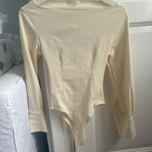 Body från Zara med öppen rygg - Superfin body från Zara, aldrig använd